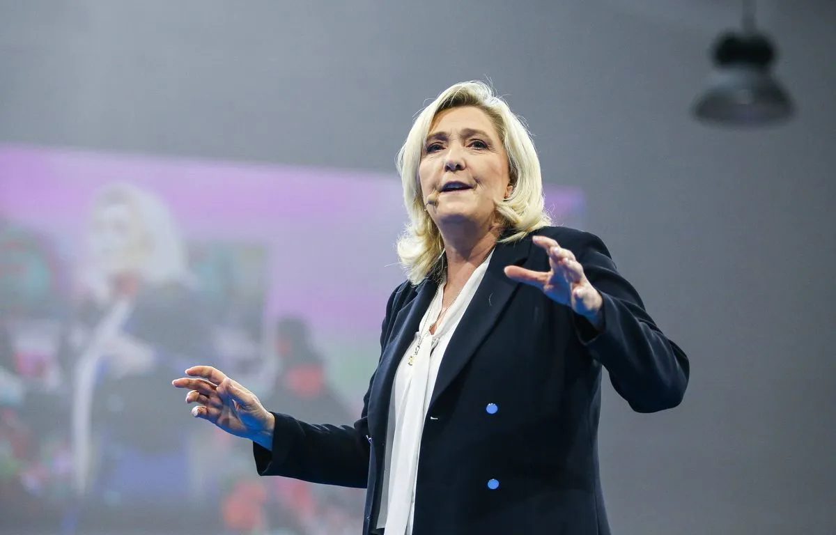 « Emmanuel Macron voulait mettre le pays ‘en marche’, il l’a mis en panne! Il voulait incarner le mouvement, la France est paralysée quand le monde galope. Rarement un président n’a été si déconnecté, si esseulé, si assiégé » – Marine Le Pen lors de la fête de la Nation au Havre ce 1er mai.
