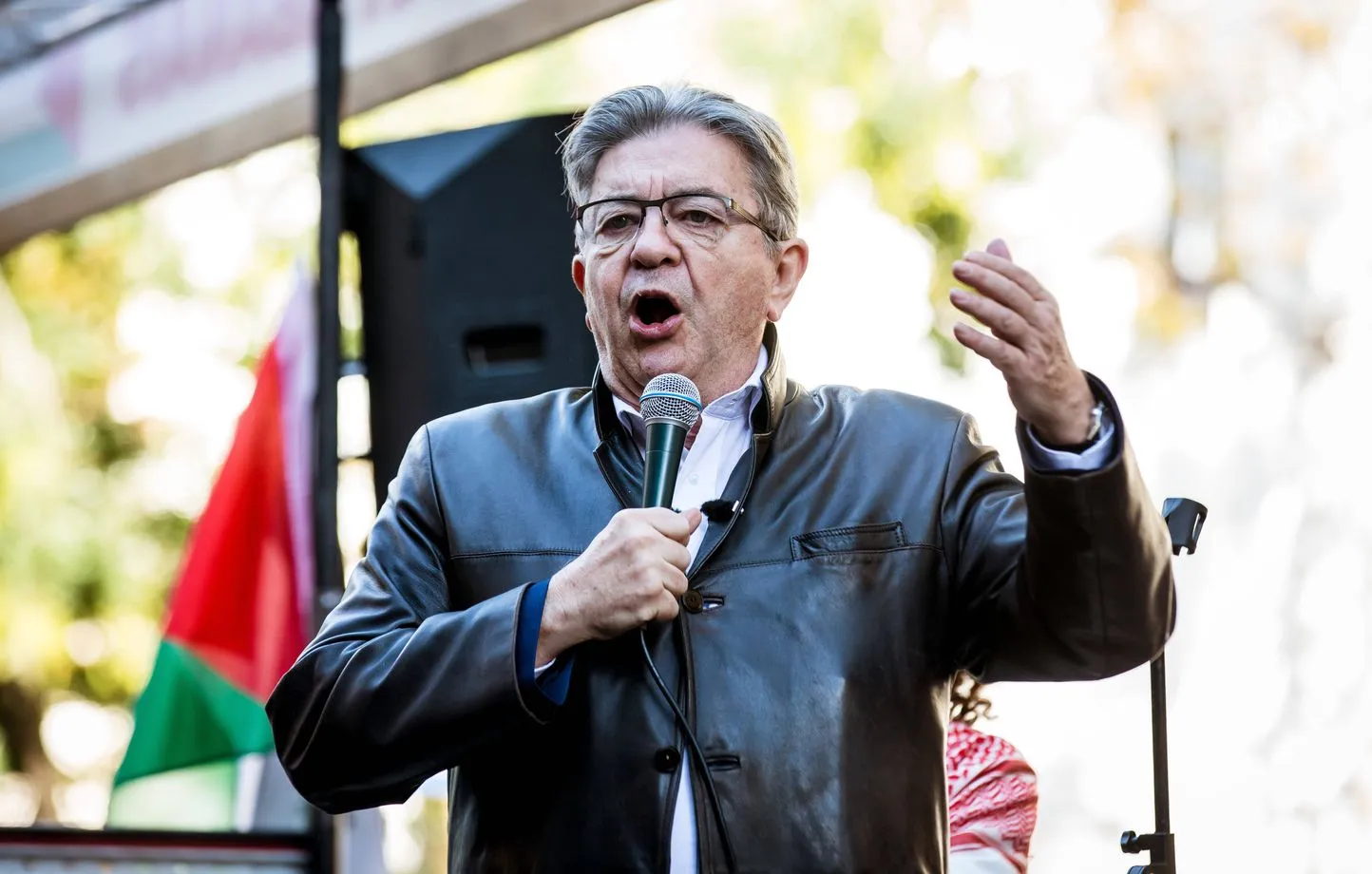 Le leader des insoumis Jean-Luc Mélenchon est revenu sur le débat houleux concernant l’identité nationale, dans un entretien accordé pour 20 minutes, publié ce mercredi 12 février. « Il faut faciliter l’accès à la nationalité française », s’est insurgé Jean-Luc Mélenchon, qualifiant le débat d' »odieux » et qui « n’a donc pas lieu d’être ».
