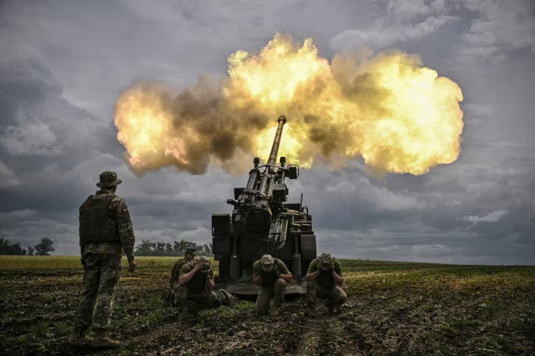Des militaires ukrainiens tirent avec un canon Caesar français en direction des positions russes, dans le Donbass, dans l’est de l’Ukraine, le 15 juin 2022.
