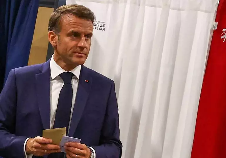 Emmanuel Macron a demandé à ses équipes d'étudier chaque circonscription pour trouver des alliances, y compris avec des candidats LFI, pour faire barrage au RN. Une nouvelle réunion stratégique est prévue à l'Elysée ce 1er juillet.