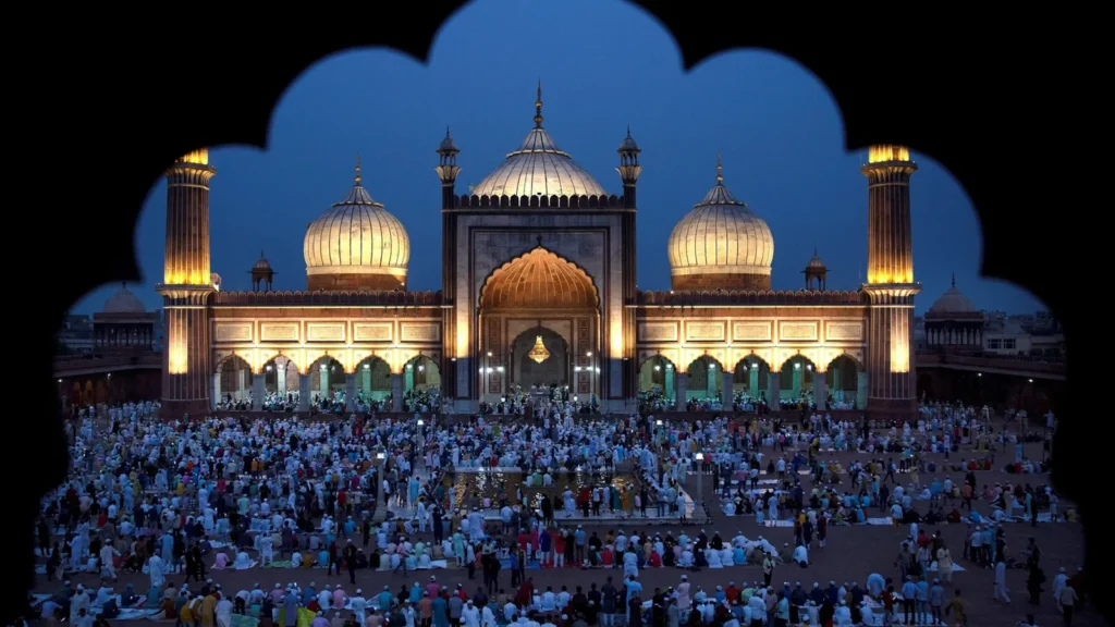 Musulmans rassemblés dans une grande mosquée à la tombée de la nuit pendant le mois sacré du Ramadan.