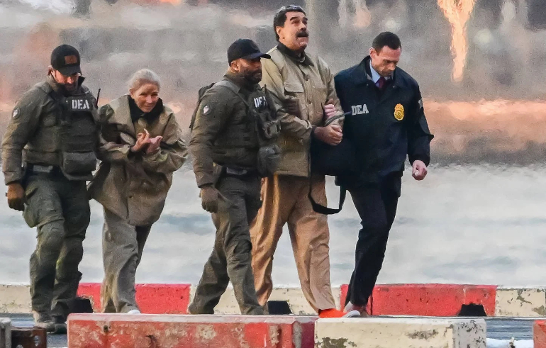 Nicolás Maduro et sa femme, Cilia Flores, lors de leur transfert en hélicoptère puis en véhicule blindé vers le tribunal fédéral de Manhattan à New York.