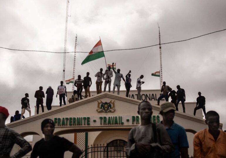 Le régime militaire du Niger issu d'un coup d'Etat a accusé mercredi les "forces françaises" d'avoir violé la fermeture de l'espace aérien nigérien, en vigueur depuis dimanche, et d'avoir "d'une facon unilatérale libéré des terroristes prisonniers", le mot "terroriste" désignant des jihadistes armés.