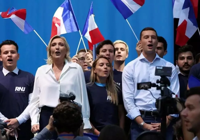 "Il reste dix mois et moi je suis convaincue qu'il y aura à l'issue de ces dix mois, ou au printemps ou à l'automne, des nouvelles élections législatives", a ainsi assuré Marine Le Pen lors de l'université de rentrée du RN ce dimanche 15 septembre 2024.