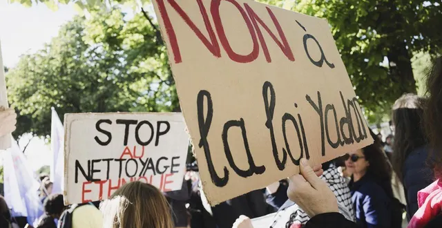 Des pancartes dénonçant la loi Yadan et le nettoyage ethnique des territoires palestiniens, à Paris, en France, le 14 avril 2026.