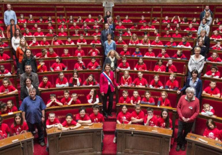 Et si la classe de votre enfant participait au  Parlement des enfants ?