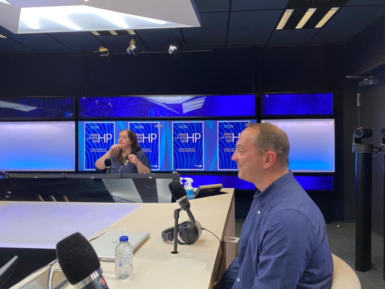 Patrick Gros sur un plateau de télévision parlant des HP
