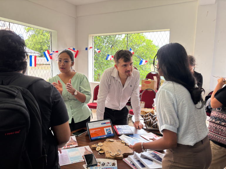 Paul Rochelemagne directeur de l’Alliance française à Kandy accueillant des participants