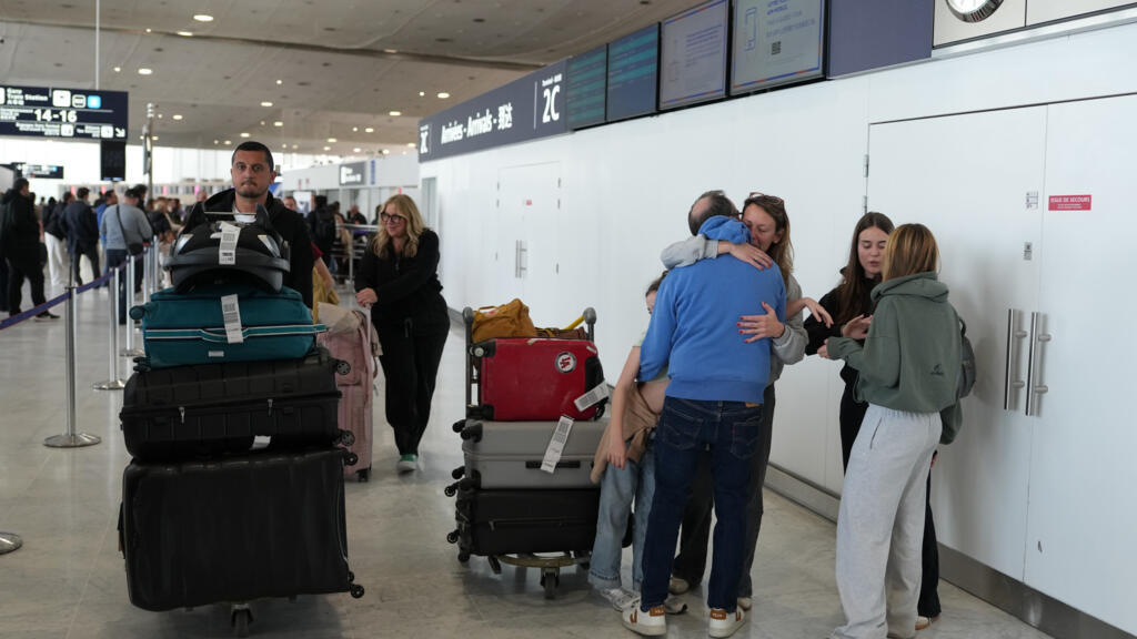 Des personnes arrivent de Dubaï à l'aéroport international Charles de Gaulle de Roissy, près de Paris, en France, le jeudi 5 mars 2026. © Thibault Camus / AP