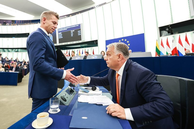 Péter Magyar et Viktor Orban au parlement européen en 2024