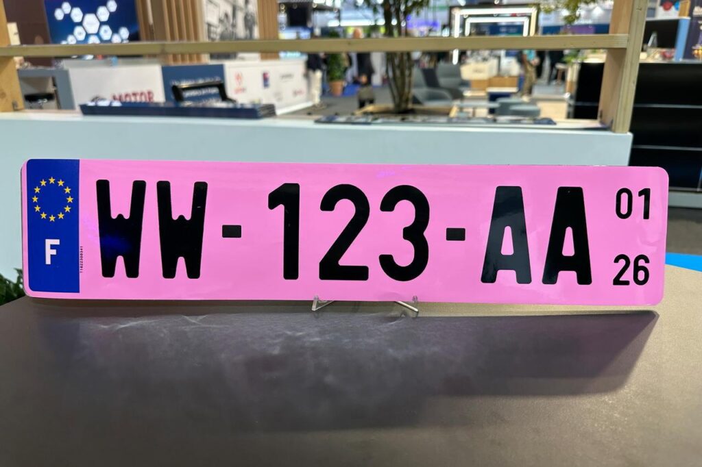 Nouvelles plaques d'immatriculation, de couleur rose.
