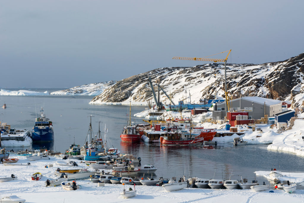 Vue du port d'Ilulissat, partiellement gelé au Groenland