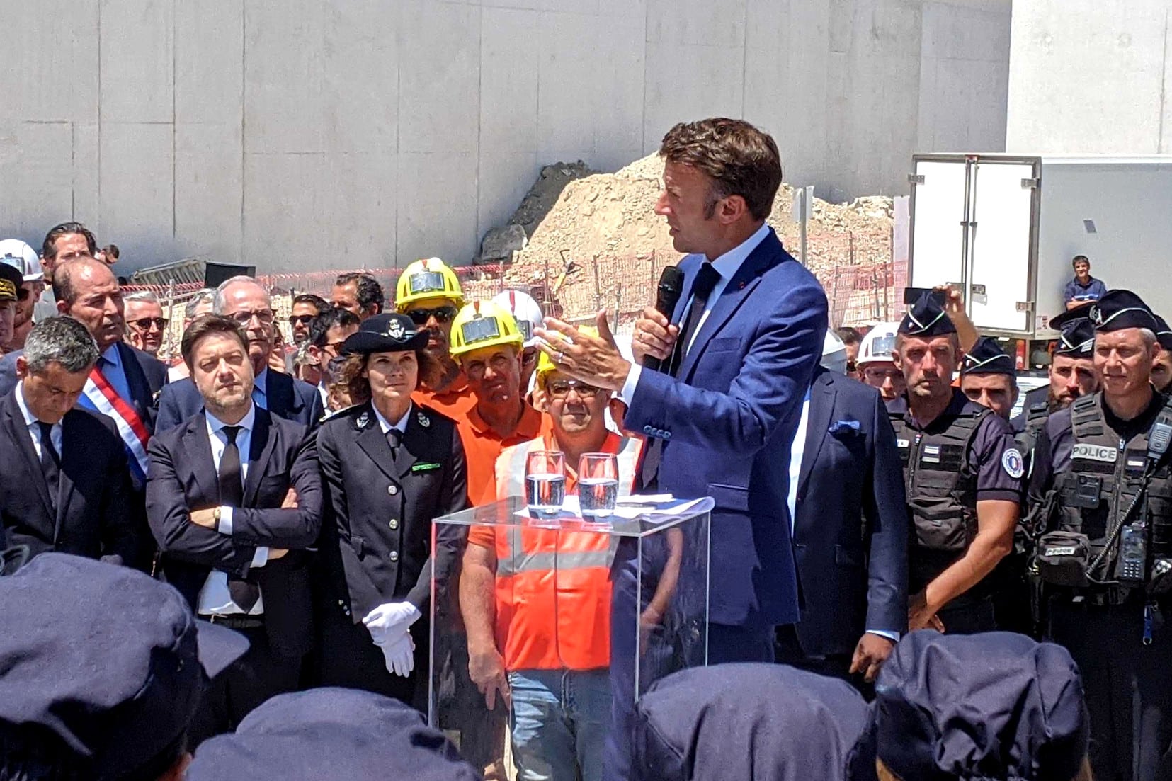 « Il faut une responsabilisation de tous car c&rsquo;est rare qu&rsquo;il y a du trafic de drogue s&rsquo;il n&rsquo;y a pas de consommateurs de drogue », rappelle Emmanuel Macron, au premier jour de son déplacement à Marseille, invitant « tout le monde à être responsable ».