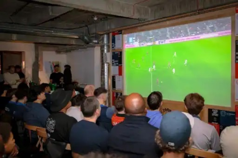 Retransmission du match Stade Rennais – Paris Saint-Germain au sein de “La Maison London”, dans une ambiance rappelant les soirs du Parc des Princes.