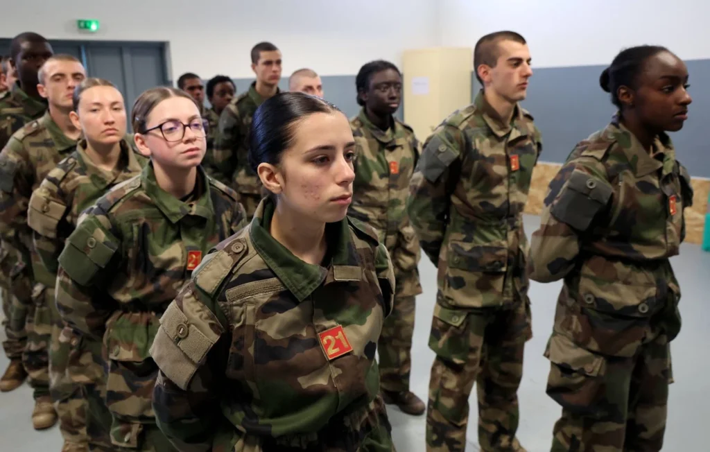 À partir du 12 janvier, lycéens, étudiants et jeunes actifs pourront postuler au nouveau service national militaire volontaire.