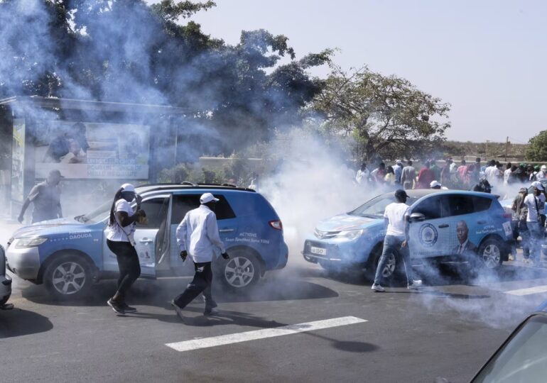 "Nous rejetons systématiquement le décret [reportant la présidentielle]. Nous donnons rendez-vous ce dimanche à tous les Sénégalais pour une marche" à Dakar, a déclaré Cheikh Tidiane Youm, un porte-parole de l'opposition, sur la radio RFM alors que le président vient d'annoncer le report de l'élection prévue le 28 février. Une nouvelle crise majeure pourrait s'ouvrir dans ce pays.