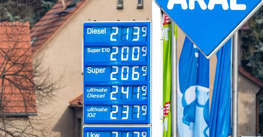 En Allemagne, les prix ont dépassé les deux euros le litre pour tous les types de carburants. Ici dans une station service du Brandenburg, le 8 mars 2026.