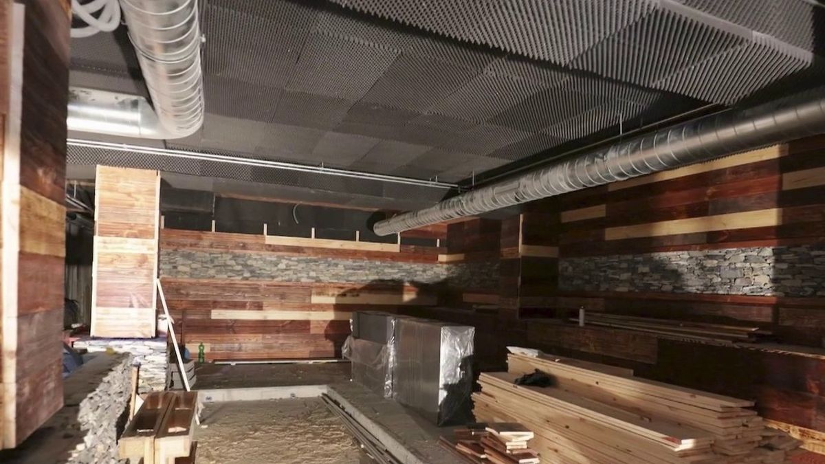 Ces photos de 2015 montrent que les propriétaires avaient installé le matériel incriminé lors de travaux de rénovation, recouvrant presque entièrement le plafond. ©AFP