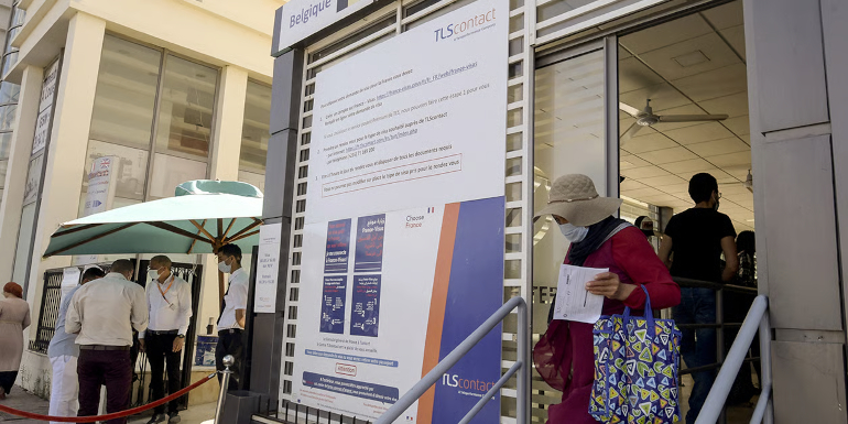 Une Tunisienne quitte les bureaux de TLScontact, un sous traitant pour les demandes de visa et les procédures consulaires, à Tunis, le 29 septembre 2021
