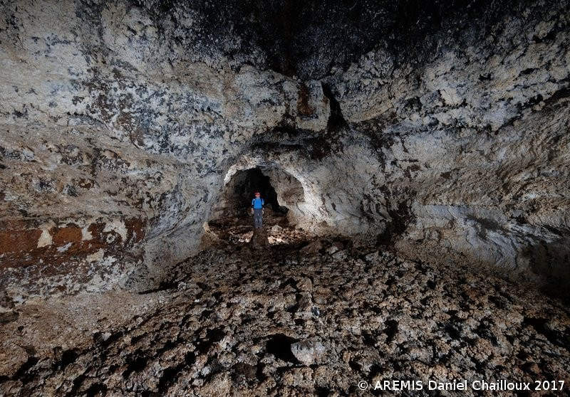 Dans l’ouest de l’île de la Réunion, découvrez un tunnel formé il y a plus de 300 000 ans par une éruption du Piton de neiges.