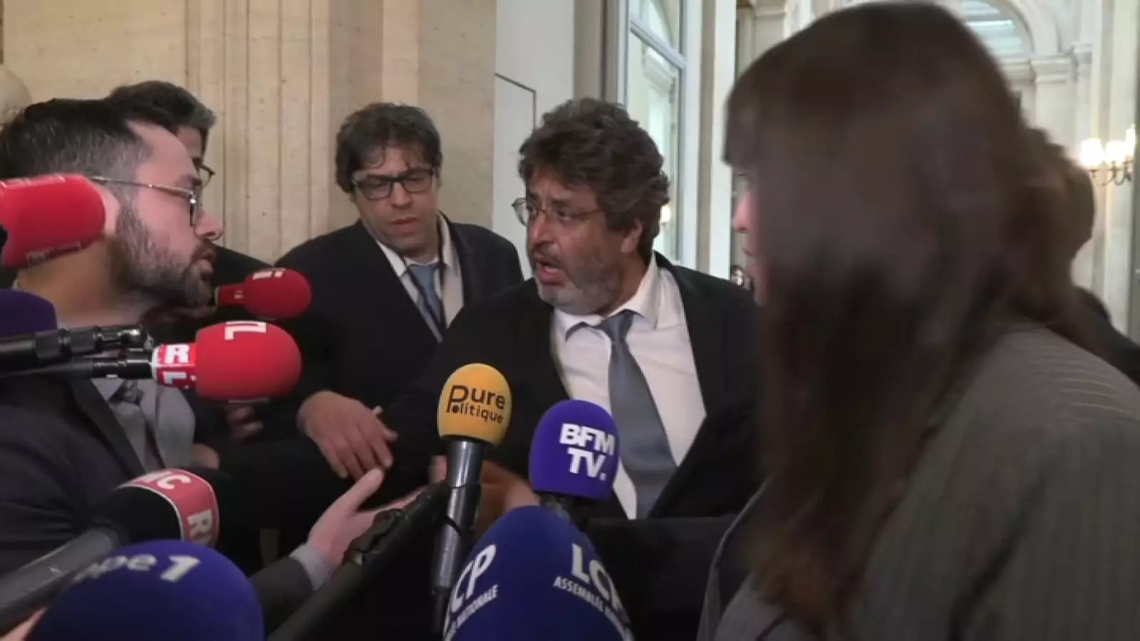 Le député LFI David Giraud a déclaré dans la salle de presse de l&rsquo;Assemblée nationale en parlant du député Meyer Habib qui réagissait avec intensité alors qu&rsquo;un drapeau palestinien a été brandi dans l&rsquo;hémicycle ce mardi 28 mai : « Ces gens n&rsquo;en ont rien à faire de la bienséance. Ce monsieur est un porc. Il défend un génocide depuis le début, c&rsquo;est un porc. » Meyer Habib lui a lancé: « Espèce de pourriture. » avant d&rsquo;annoncer qu&rsquo;il va porter plainte.