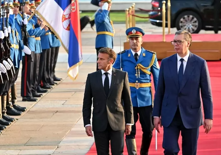 Emmanuel Macron à Belgrade, la Serbie achète douze avions de combat Rafale