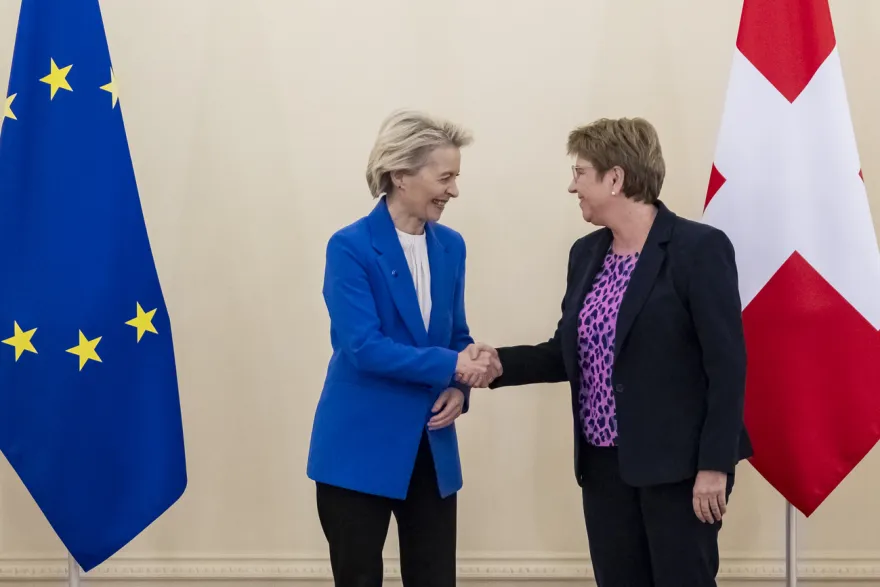 Poignée de main hautement symbolique le 20 décembre 2025 à Berne, entre Ursula von der Leyen et Viola Amherd pour marquer l'aboutissement des négociations entre Berne et Bruxelles.