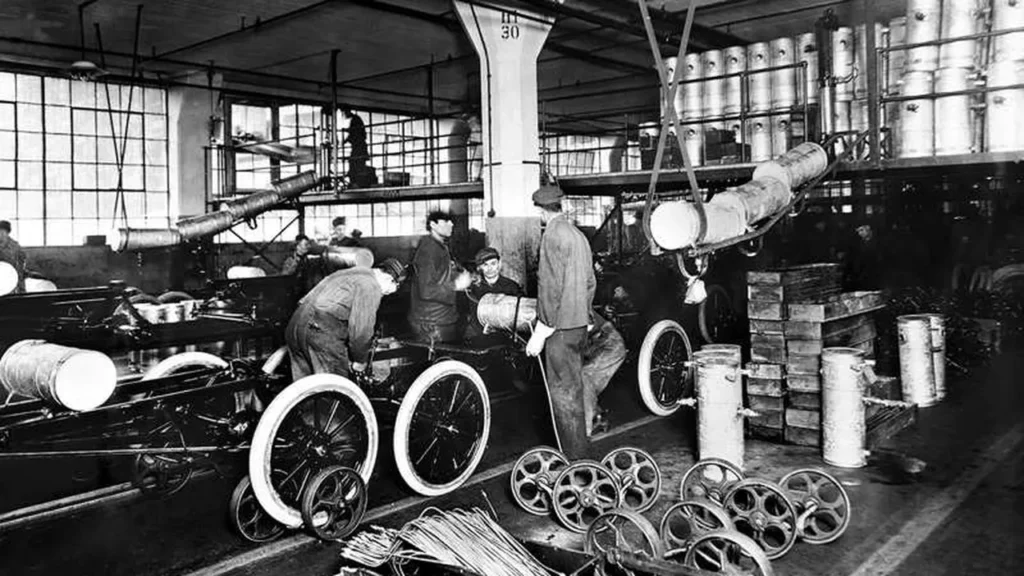 1913, l’usine de Highland Park Plant. Henry Ford introduit la première chaine de montage. Naissance de l’industrie automobile moderne