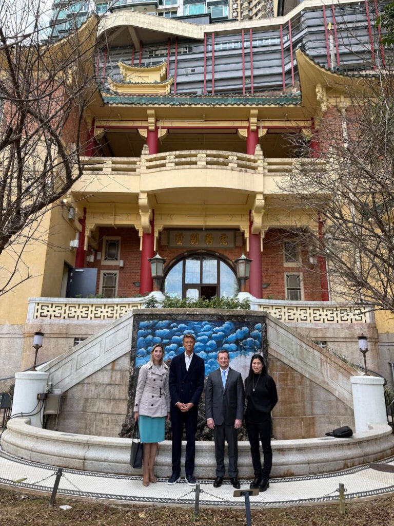 Visite de la Haw Par Mansion, demeure unique en son genre du patrimoine hongkongais fondée par le créateur du « baume du tigre », Aw Boon Haw. Après avoir été abandonné pendant des décennies, le lieu a été réhabilité et sa gestion a été confiée à la Foundation for Arts and Culture de M. Arthur de Villepin, avec l’objectif d’en faire un lieu culturel, dédié notamment à des résidences d’artistes