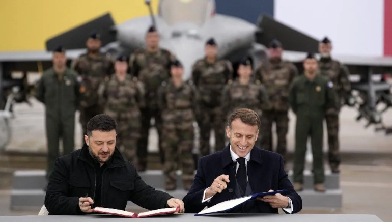 Volodymyr Zelensky et Emmanuel Macron signant une "déclaration d'intention" en vue de l'achat futur d'avions Rafale.