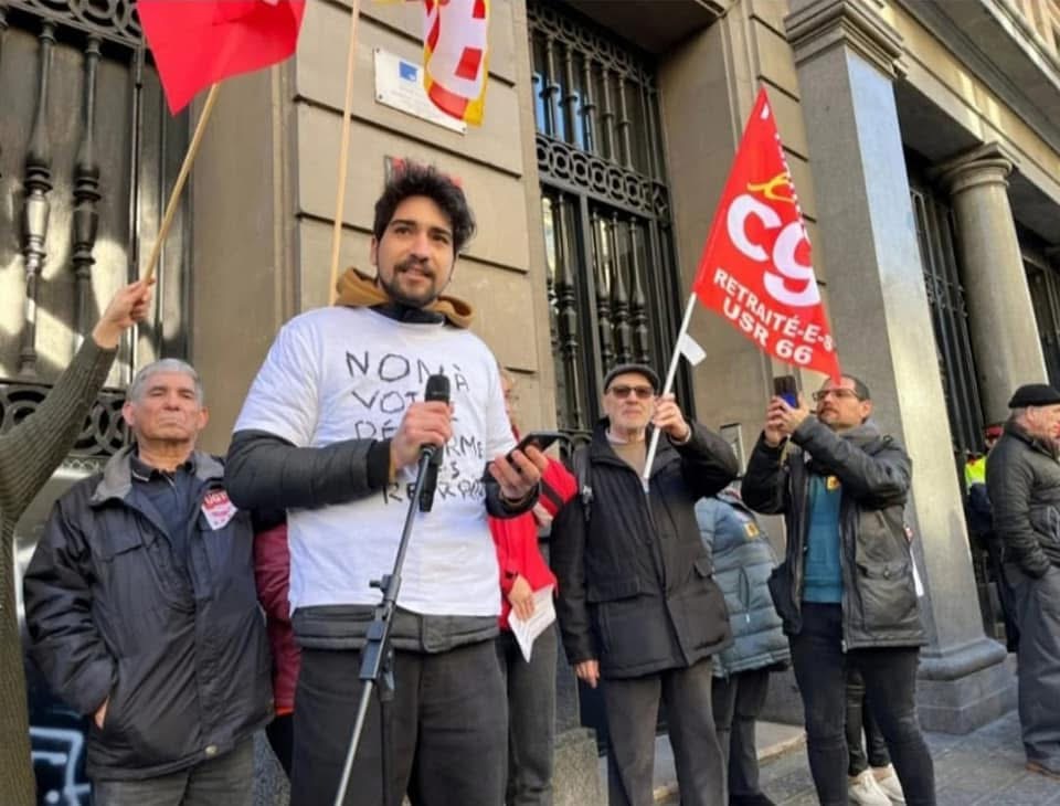 Youssef Hanayen participant à une manifestation, le 31 janvier 2023, devant le consulat de France à Barcelone, en soutien aux syndicats français mobilisés contre la réforme des retraites portée par le gouvernement Borne.