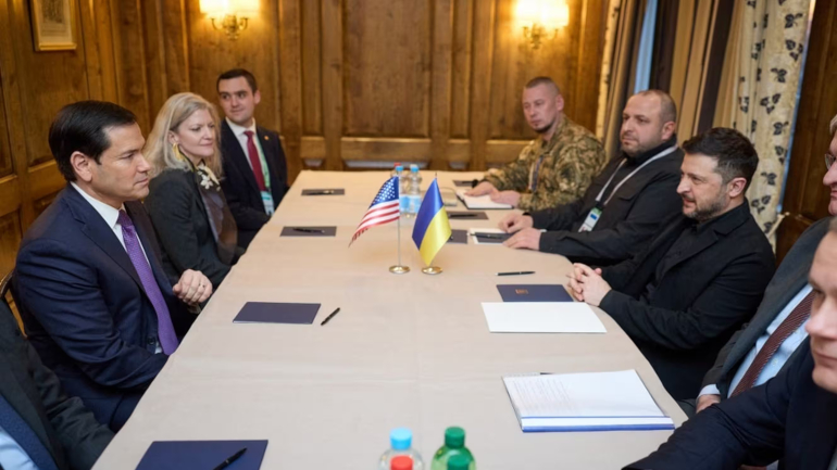 Le président ukrainien, Volodymyr Zelensky, rencontre le secrétaire d'Etat américain Marco Rubio en marge de la 62e Conférence sur la sécurité de Munich, le 14 février 2026.